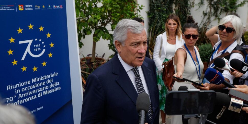 Il vice premier e ministro degli Esteri, Antonio Tajani, a Taormina, a margine della ministeriale per le celebrazioni dei 70 anni dalla Conferenza di Messina
