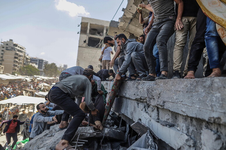 Almeno 16 palestinesi sono stati uccisi questa mattina, a nord di Nuseirat, nella Striscia di Gaza centrale, mentre erano in attesa di ricevere gli aiuti umanitari