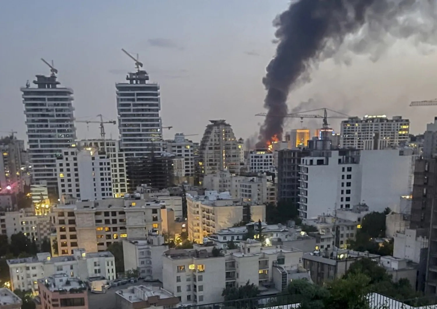 La televisione di stato di Teheran, ha riferito, oggi, che l'Iran ha lanciato una nuova serie di attacchi missilistici contro Israele in un crescente scontro tra i due paesi, che dura da cinque giorni