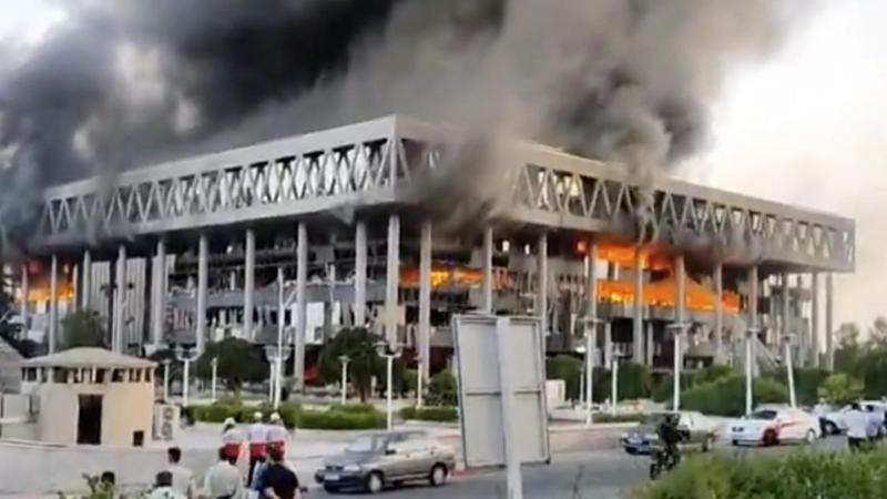 La sede dell’emittente radiotelevisiva iraniana Irib, a Teheran, bombardata dall’Aeronautica israeliana