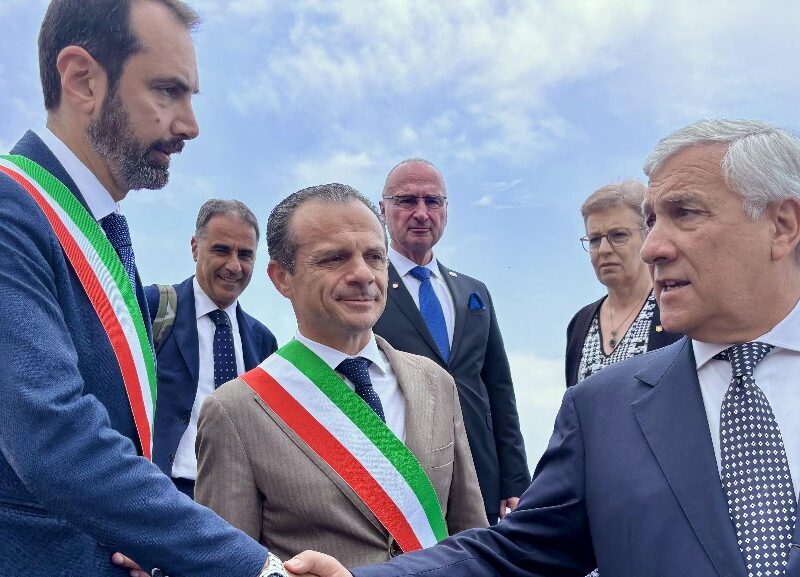 I sindaci di Messina, Federico Basile, e Taormina, Cateno De Luca, e il vicepremier e ministro degli Esteri, Antonio Taiani