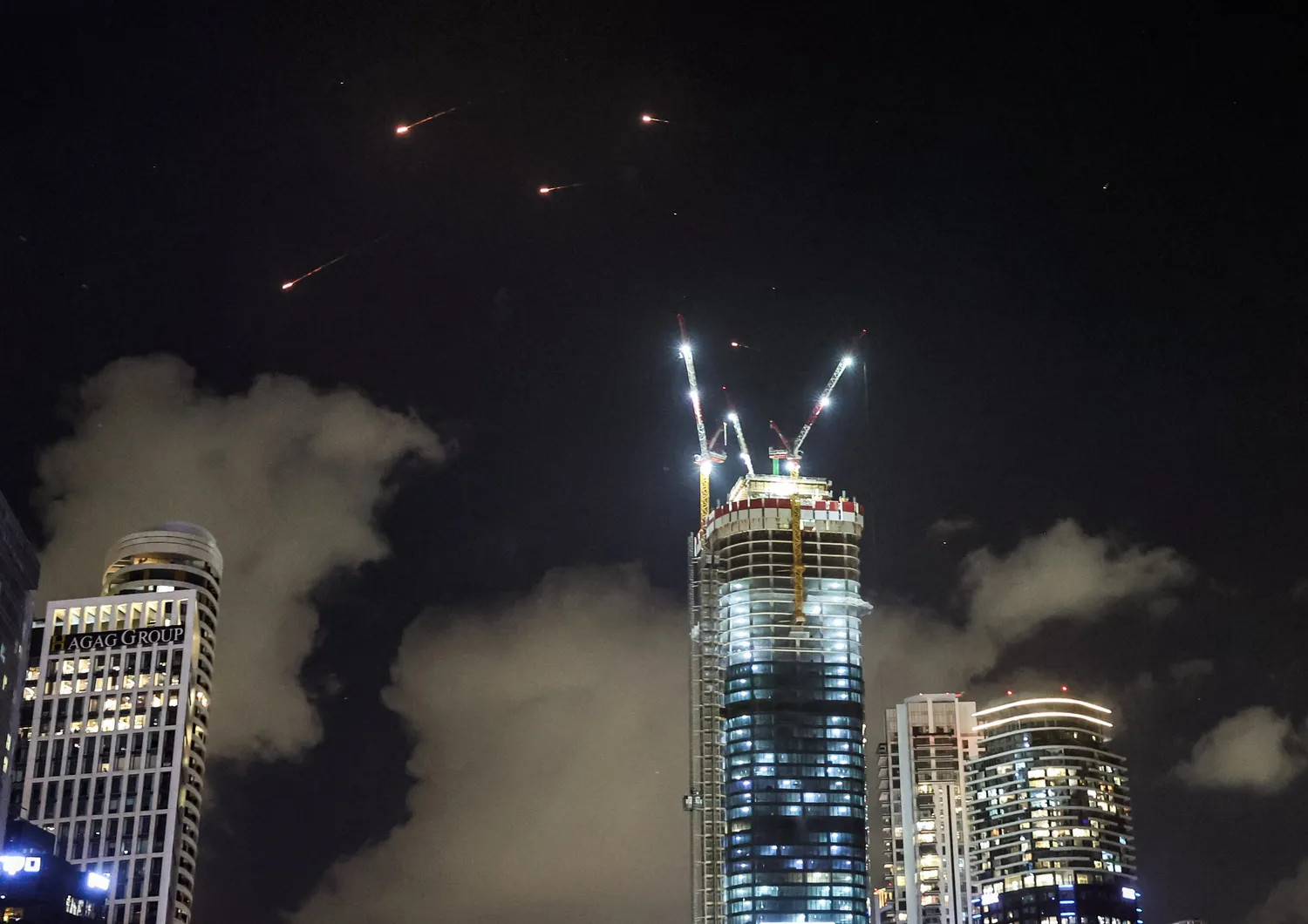 I media locali hanno riferito che, questa mattina, le sirene d'allarme si sono attivate nel nord, nel centro e nel sud di Israele