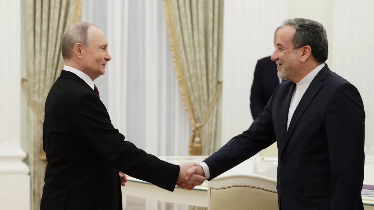 Il presidente russo, Vladimir Putin, e il ministro degli Esteri iraniano, Abbas Araghchi
