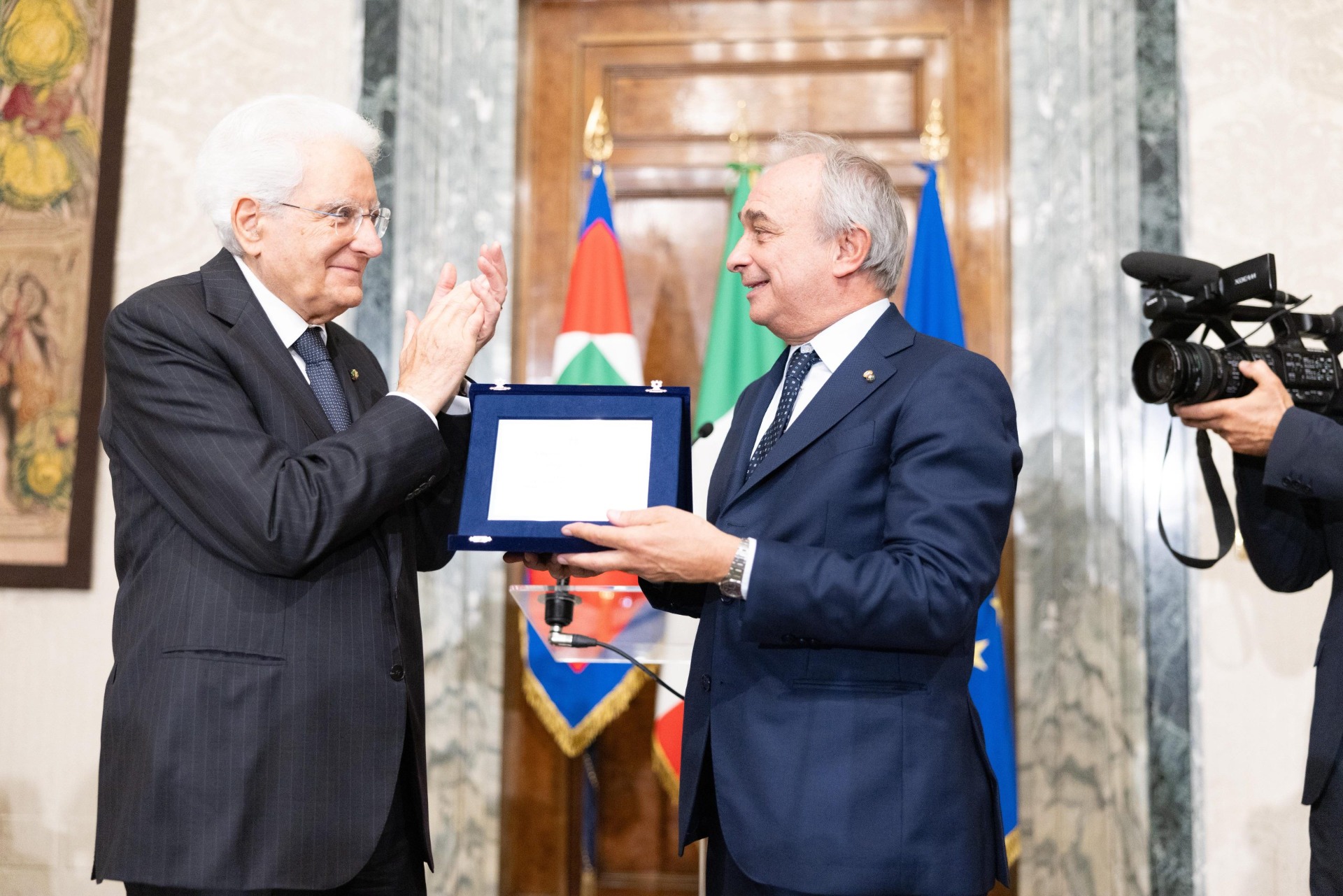 Il presidente della Repubblica, Sergio Mattarella, e il presidente del Touring Club italiano, Gian Domenico Auricchio, nel corso della cerimonia per il decimo anniversario dell'apertura del Palazzo al pubblico