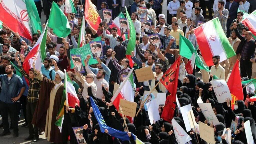 I festeggiamenti di Teheran dopo il cessate il fuoco