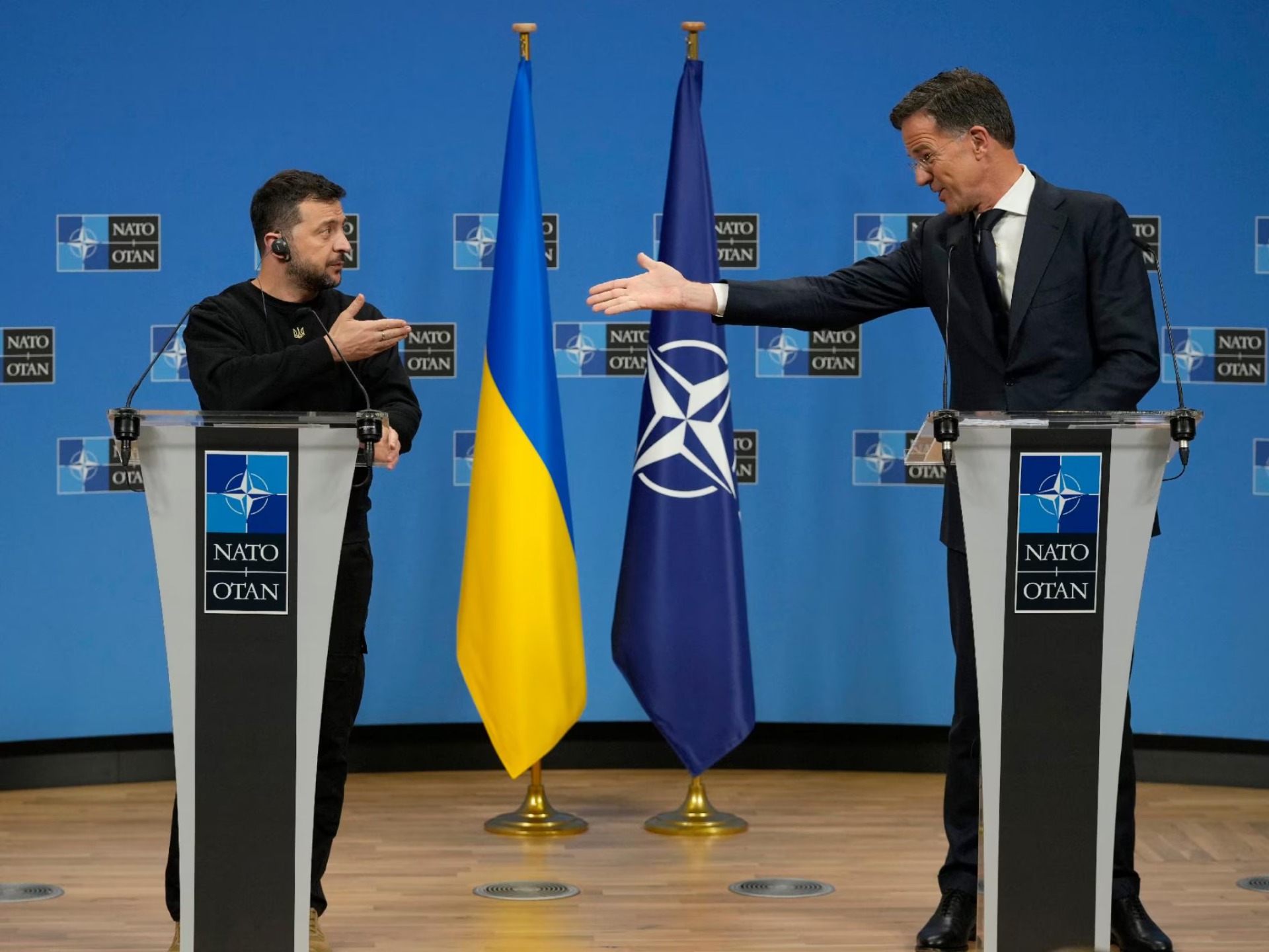 Il presidente ucraino, Volodymyr Zelensky, ha incontrato Il segretario generale della Nato, Mark Rutte, al vertice che si è tenuto all’Aia