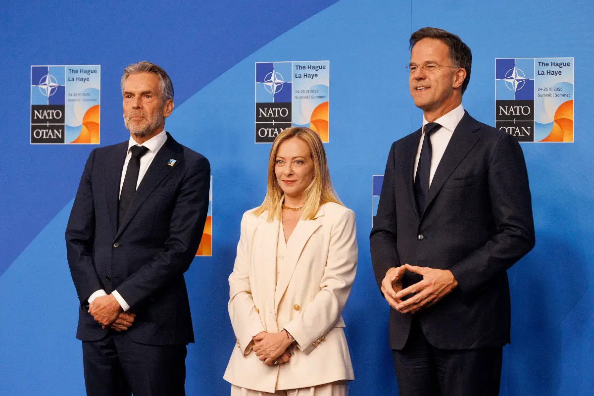 Il primo ministro dei Paesi Bassi, Dick Schoof, la presidente del Consiglio, Giorgia Meloni, e il segretario generale della Nato, Mark Rutte