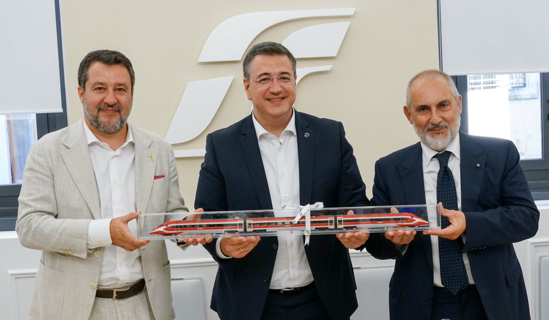 il vicepresidente del Consiglio dei Ministri e ministro delle infrastrutture e trasporti, Matteo Salvini, il Commissario europeo per i trasporti sostenibili e il turismo, Apostolos Tzitzikostas, e l'Amministratore delegato e Direttore generale del Gruppo FS, Stefano Antonio Donnarumma