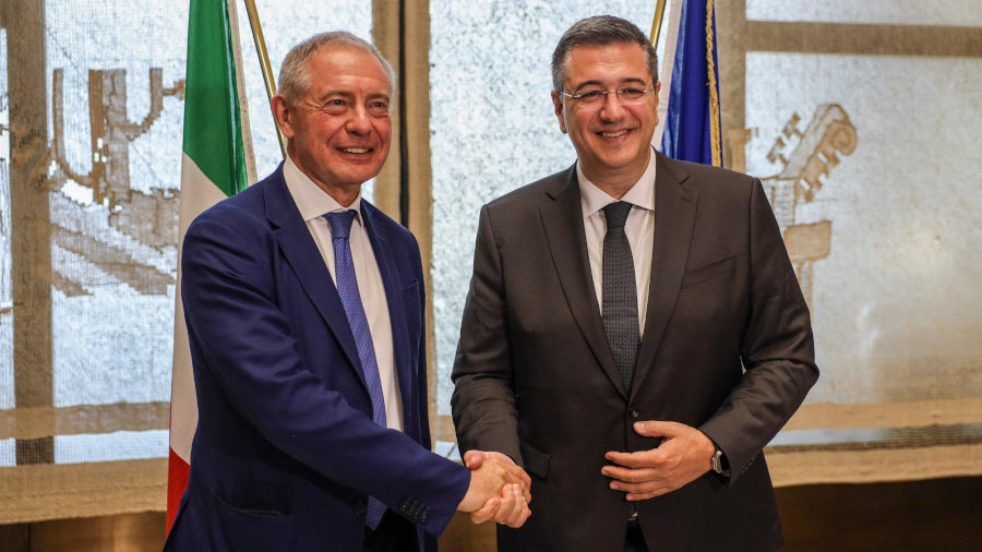 Il ministro delle Imprese e del Made in Italy, Adolfo Urso, e il commissario europeo per i Trasporti e il Turismo sostenibile, Apostolos Tzitzikostas